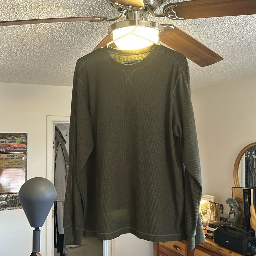 Roundtree and York performance long sleeve shirt no stains new condition